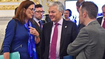 EU:s handelskommissionär i samspråk med Belgiens EU-minister Didier Reynders vid fredagens möte i Bratislava. 
